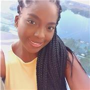 Profesor areas integradas imparte clase a niños de todas las edades